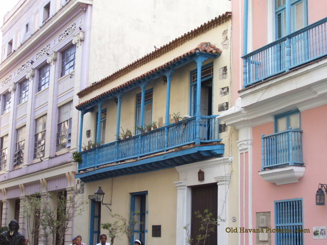 Casa Amarilla en la Plaza de San Francisco de Asis en la Habana Vieja