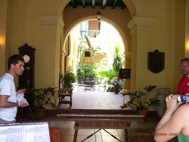 Conde de Villanueva Hotel, entrance
