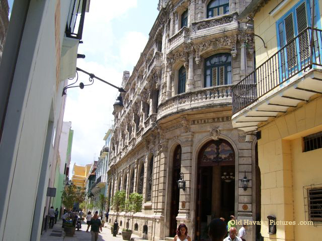 Una vista del Hotel Raquel - Habaguanex - Old Havana