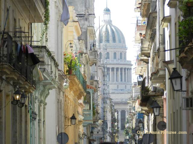 Old Havana Pictures - Vista del Capitolio a traves de la Calle Teniente Rey